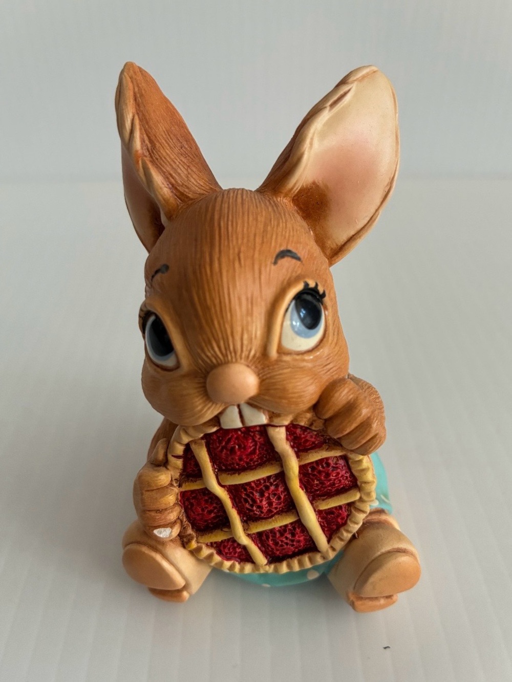 Vintage PENDELFIN Rabbit Pie Picnic Midge Hand Paint Made in England Collectible